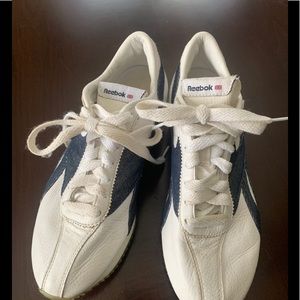 Vintage ladies reebok leather sneakers